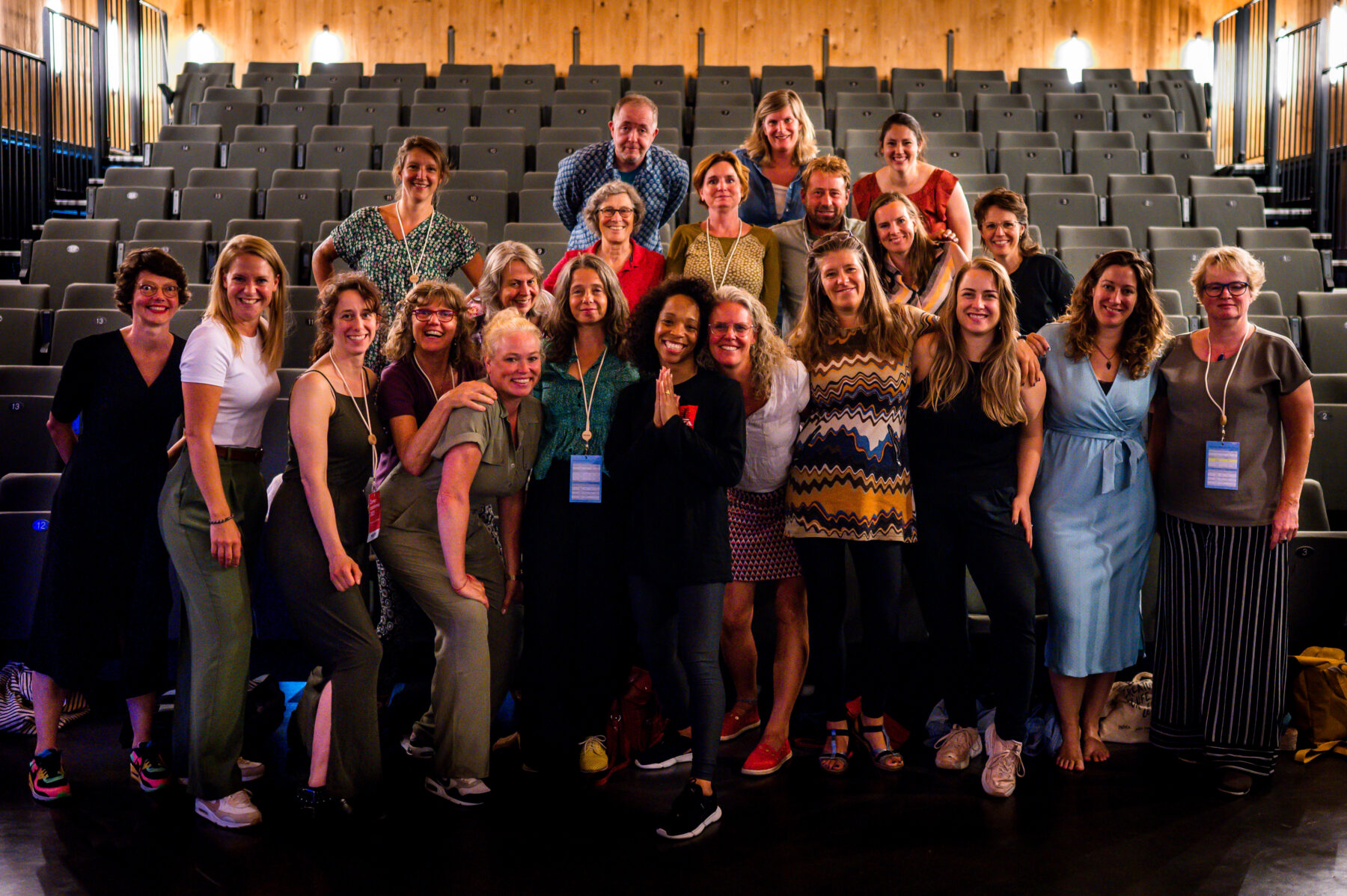 De deelnemers aan het einde van de NEOS Zomeracademie met Pearl Delchot na haar voorstelling tinten