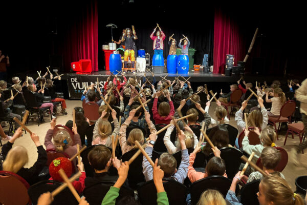 Vuilnismannen treed op in Leusden NEOS Cultuuronderwijs