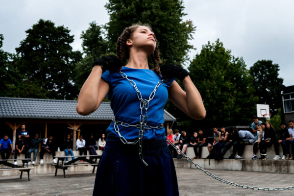 Schoolpleinteasers Spoffin Estrella Smith danst op het schoolplein van Pr033