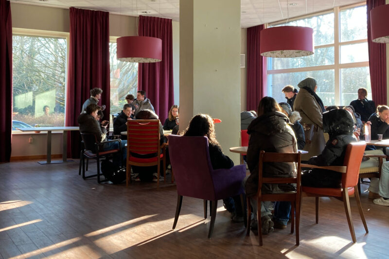 leerlingen van het Corderius zitten in de huiskamer in voormalig verpleegtehuis Amerhorst